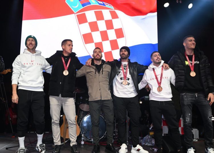 Na prepunoj splitskoj Rivi dočekani brončani Vatreni