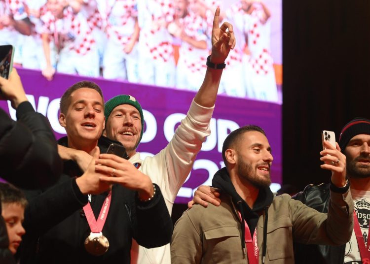 Na prepunoj splitskoj Rivi dočekani brončani Vatreni