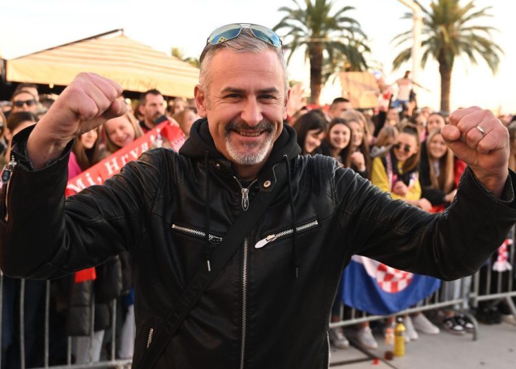 Na prepunoj splitskoj Rivi dočekani brončani Vatreni