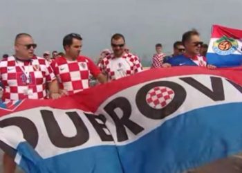 Navijači još jednom razvili zastavu, Lovren se spustio među navijače