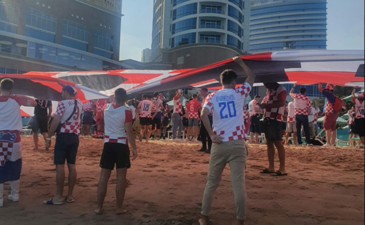 Sjajna atmosfera u Kataru: Navijači ponovno došli pred hotel i raširili 200 metara dugačku zastavu