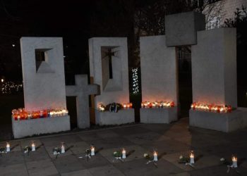 Posušje: Zapaljene svijeće u sjećanje na osam mladih sugrađana