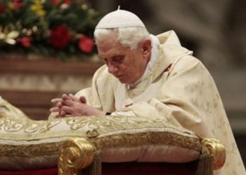 Tisuće vjernika dolaze odati počast bivšem papi Benediktu XVI