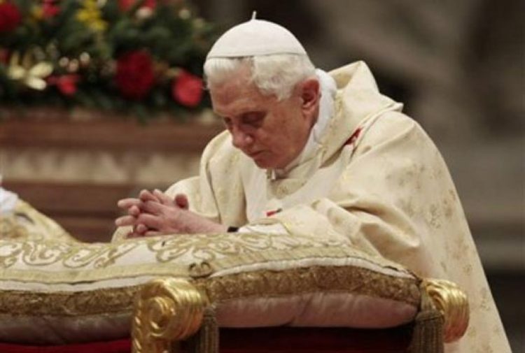 Tisuće vjernika dolaze odati počast bivšem papi Benediktu XVI