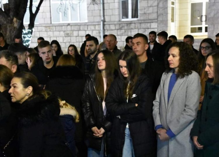 Posušje: Zapaljene svijeće u sjećanje na osam mladih sugrađana