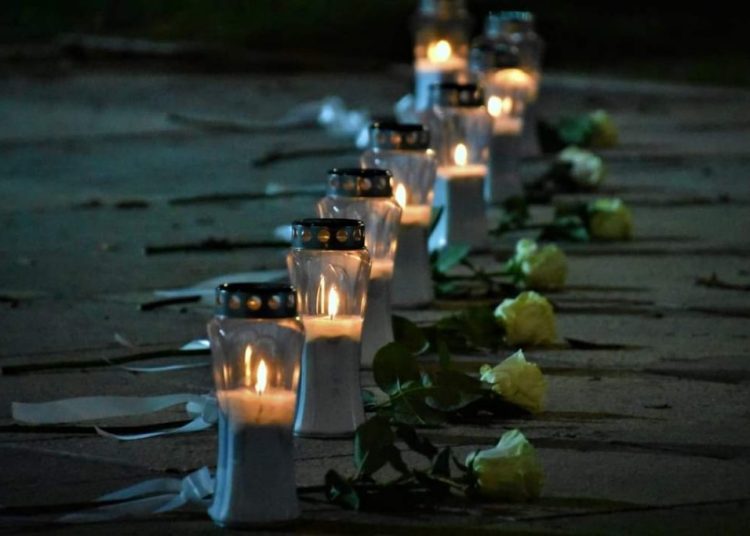 Posušje: Zapaljene svijeće u sjećanje na osam mladih sugrađana