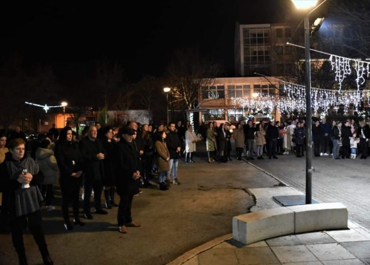 Posušje: Zapaljene svijeće u sjećanje na osam mladih sugrađana