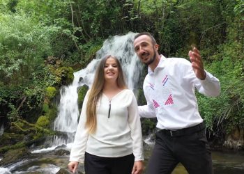 Sinovi Hercegovine i Ivana Pavković predstavili svoj novi spot i pjesmu “Hercegovci sa kamena mi smo”  (VIDEO)