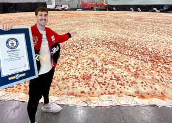 Napravljena najveća pizza na svijetu, može se izrezati na čak 68 tisuća porcija