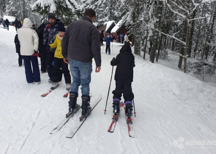 Gužva na Blidinju, mnogi uživaju na snijegu