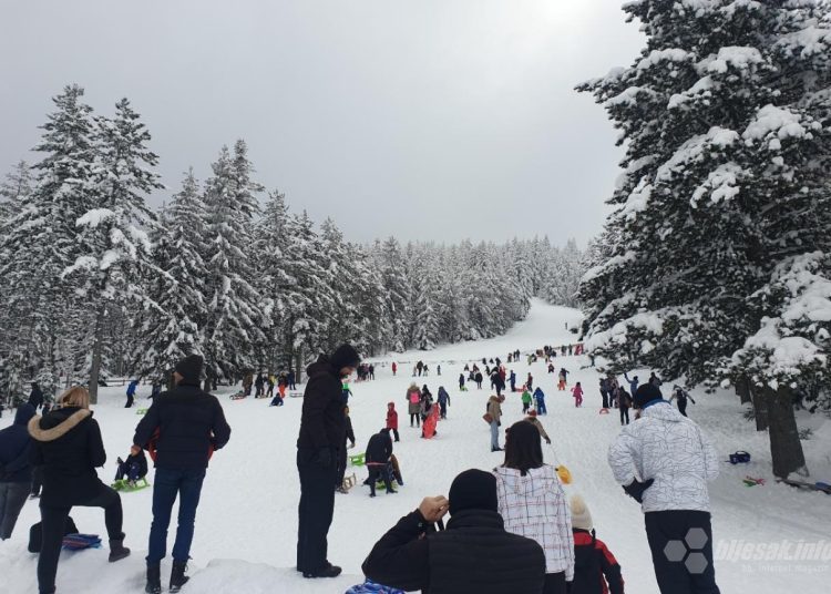 Gužva na Blidinju, mnogi uživaju na snijegu
