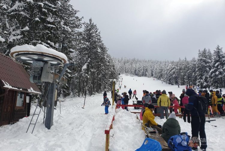 Gužva na Blidinju, mnogi uživaju na snijegu