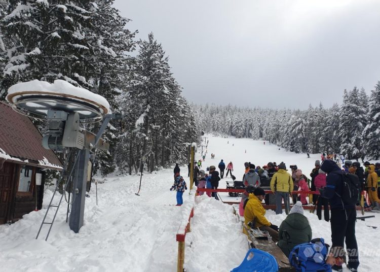 Gužva na Blidinju, mnogi uživaju na snijegu