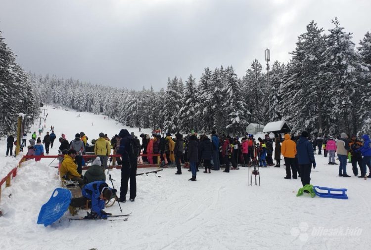 Gužva na Blidinju, mnogi uživaju na snijegu