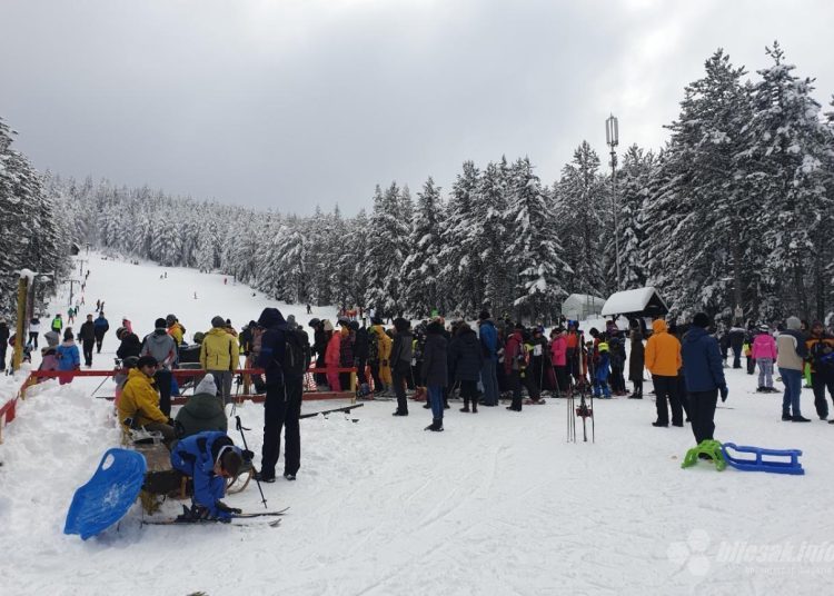 Gužva na Blidinju, mnogi uživaju na snijegu