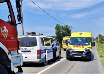 Nevjerojatno što sve alkohol može! Napio se, skinuo tenisicu i njome gađao ekipu hitne pomoći