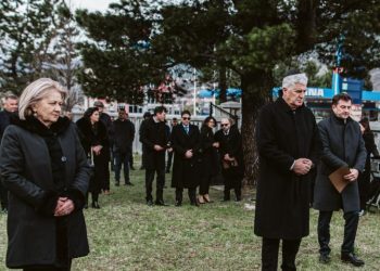 Čović i Krišto u Mostaru položili cvijeće i upalili svijeće povodom Međunarodnog dana sjećanja na žrtve holokausta