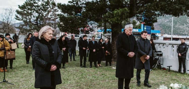 Čović i Krišto u Mostaru položili cvijeće i upalili svijeće povodom Međunarodnog dana sjećanja na žrtve holokausta