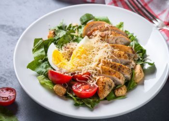 Keto salata s piletinom i sirom za sve koji izbjegavaju ugljikohidrate