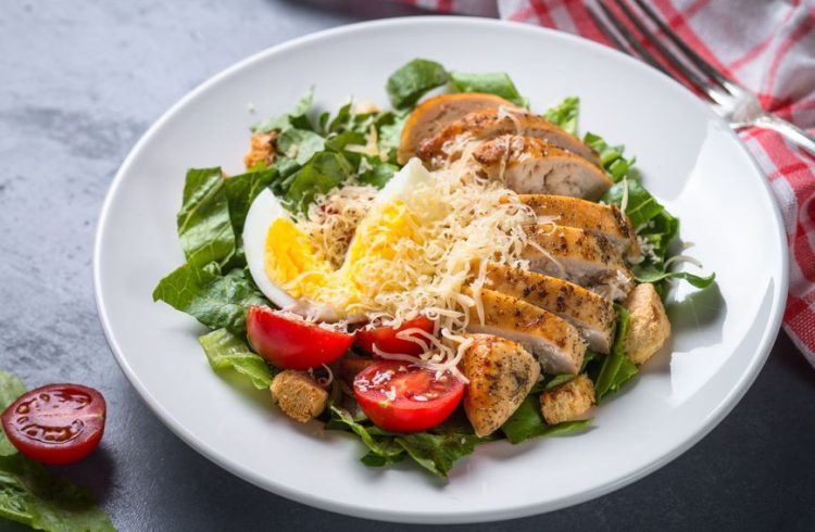 Keto salata s piletinom i sirom za sve koji izbjegavaju ugljikohidrate