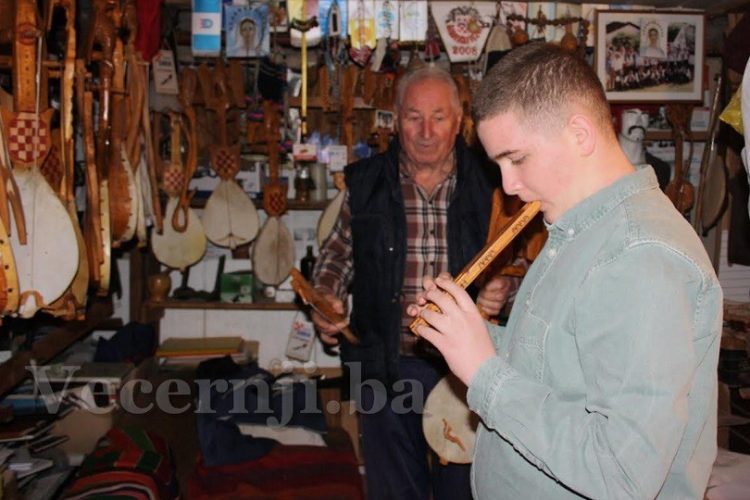 Osnovnoškolac iz Gruda svira diple, frulu i gusle