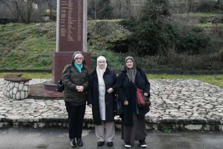 Gesta empatije i ljudskosti: Majke Srebrenice poklonile se hrvatskim žrtvama u Grabovici