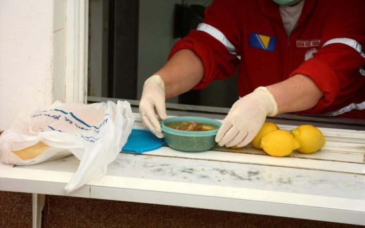 Broj korisnika javnih kuhinja trostruko veći, roditelji se skrivaju da ih djeca ne vide