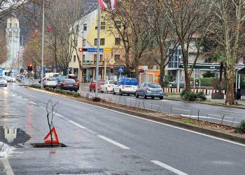 Rupa na mostarskoj Aveniji označena granom i polomljenim trokutom