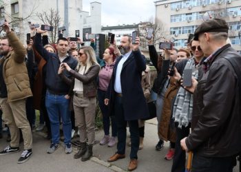 Novinari prosvjeduju zbog oduzimanja mobitela novinaru Nikoli Morači koji je pisao o silovanju