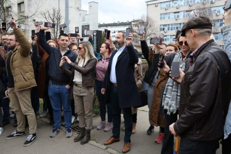 Novinari prosvjeduju zbog oduzimanja mobitela novinaru Nikoli Morači koji je pisao o silovanju