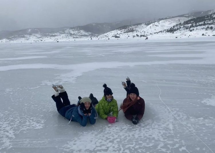 Blidinjsko jezero: Klizači uživali u klizanju na prirodnom klizalištu