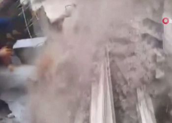 Dijelovi zgrade zatrpali spasioca koji je tragao za preživjelima u Turskoj