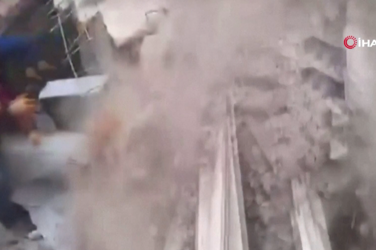 Dijelovi zgrade zatrpali spasioca koji je tragao za preživjelima u Turskoj