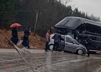Teška prometna nesreća u Čevljanovićima: Automobil podletio pod autobus s igračima Veleža