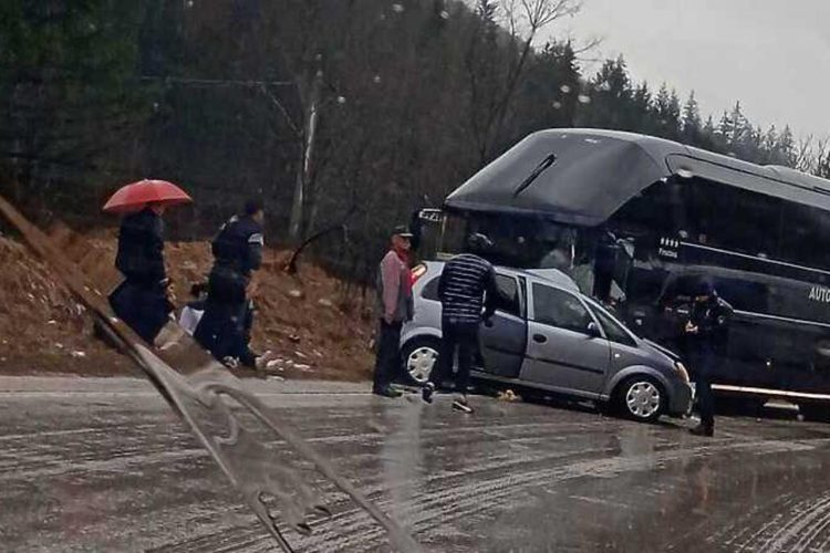 Teška prometna nesreća u Čevljanovićima: Automobil podletio pod autobus s igračima Veleža