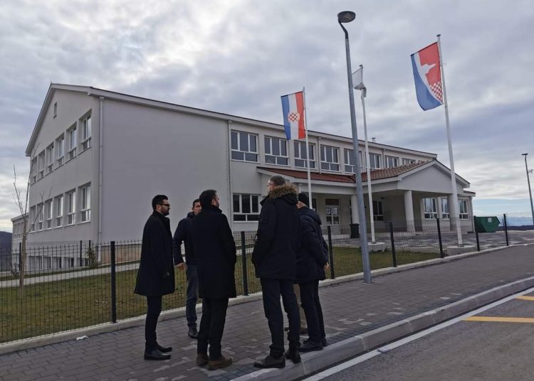 Trojici nedavno preminulih Posušana bit će postavljena brončana poprsja