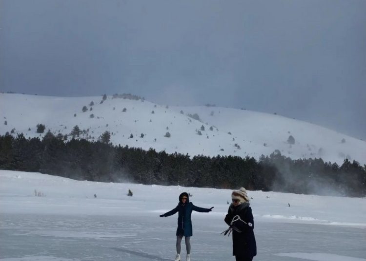Blidinjsko jezero: Klizači uživali u klizanju na prirodnom klizalištu