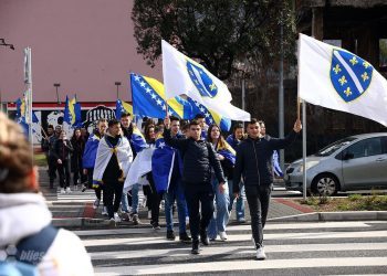 Provokacije uoči Dana neovisnosti! Zastavama zločinačke Armije RBiH paradirali zapadnim Mostarom