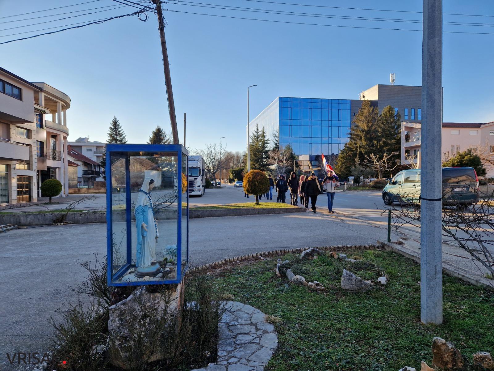 FOTO: Hodočašće i maraton za pobijene franjevce i puk iz Crnih Lokava na Široki Brig