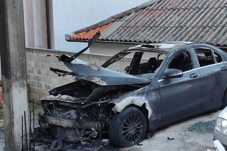 Mostar: Izgorio automobil liječnika koji je optužen za smrt 18-godišnje djevojke