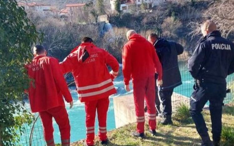 Drama u Mostaru: Bjegunac skočio u Neretvu, sudski policajac koji je trčao za njim povrijeđen