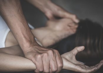 Užas u Splitu: Pred djetetom pretukao i silovao suprugu