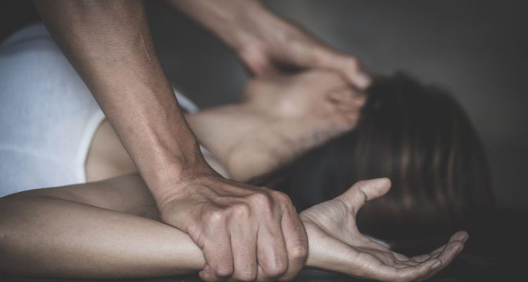 Užas u Splitu: Pred djetetom pretukao i silovao suprugu