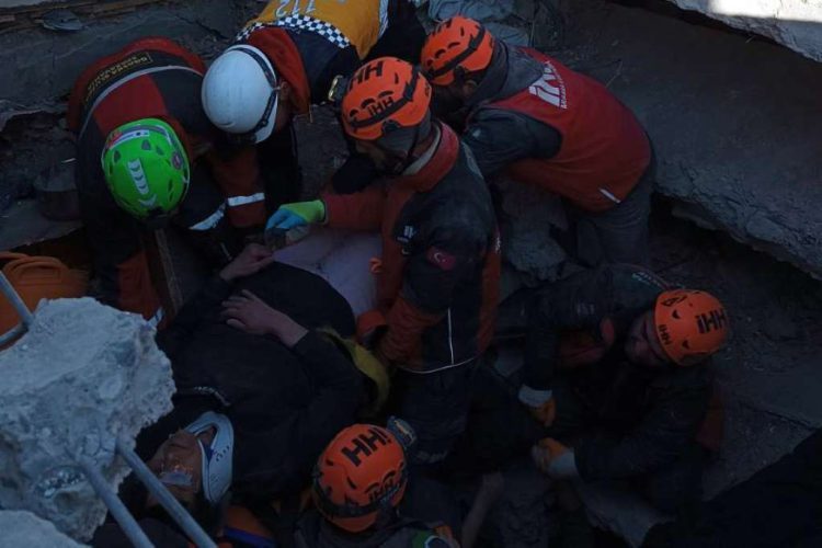 Broj mrtvih u Turskoj i Siriji premašio 30.000, još uvijek se izvlače preživjeli