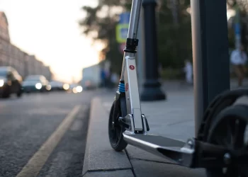 Preporuke za korištenje električnih romobila u Europi: Minimalna dob od 16 godina, veći kotači…