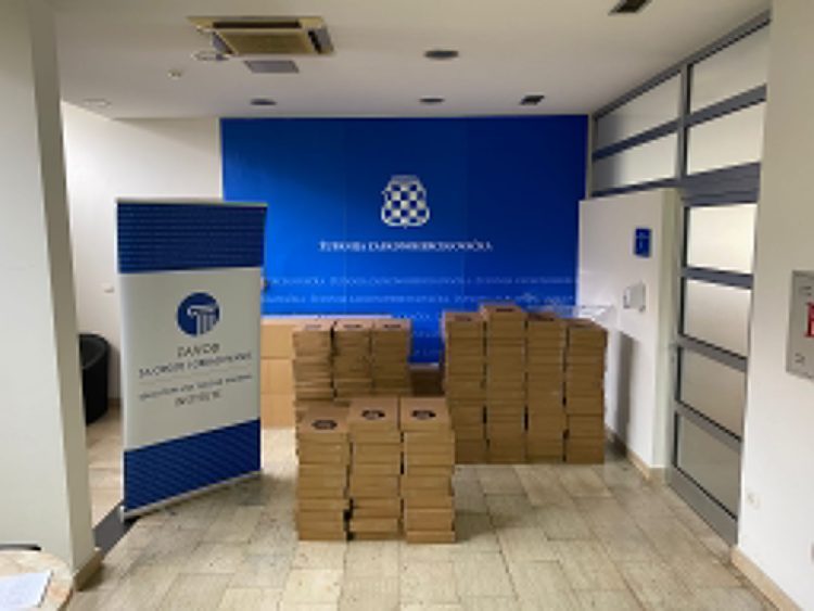 Svečano uručena računala: Digitalizacija obrazovnog sustava Županije Zapadnohercegovačke – E-škola 2022.