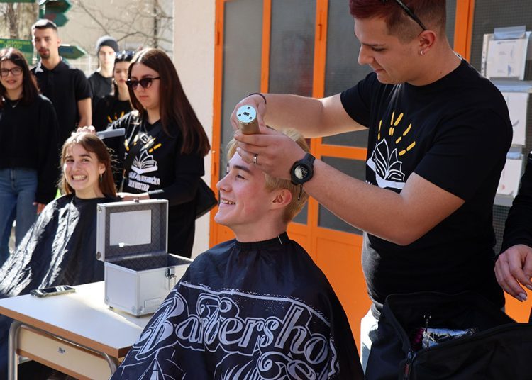 Mostar: 40 učenika doniralo kosu za izradu perika za oboljele od karcinoma