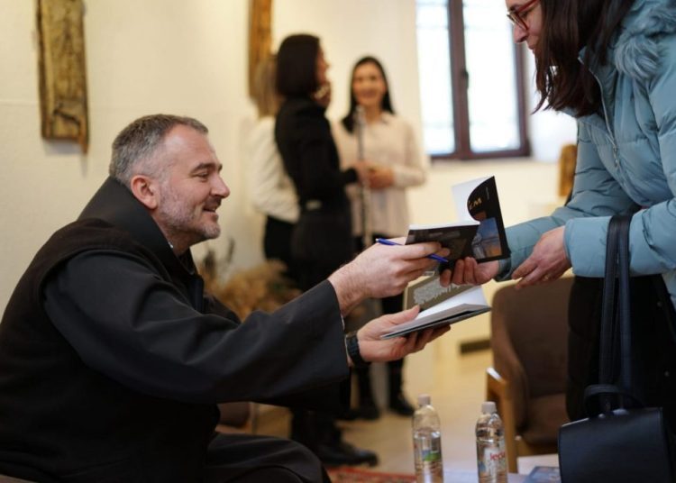 Predstavljen Molitvenik fra Josipa Vlašića “Pred križem”