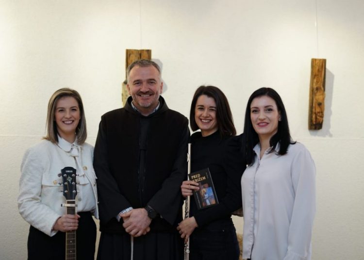 Predstavljen Molitvenik fra Josipa Vlašića “Pred križem”