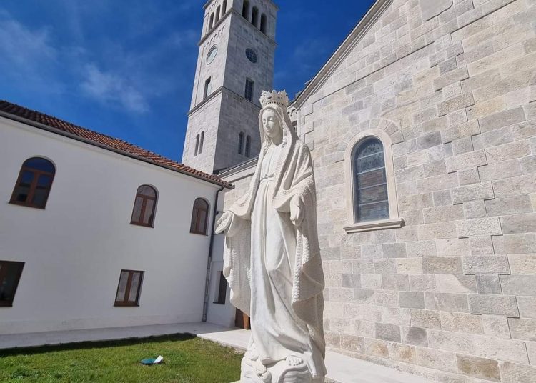 U dvorištu samostana na Brigu postavljen kip Blažene Djevice Marije